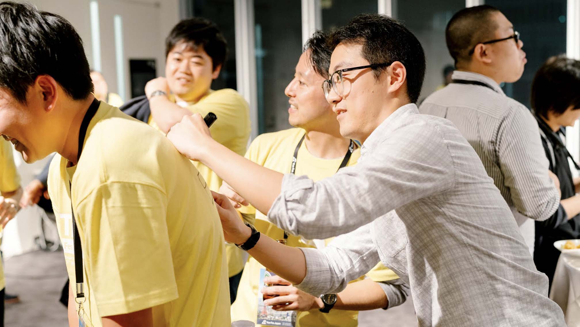 Vue Fes Japan 2018 – Getting signature from Evan You.
